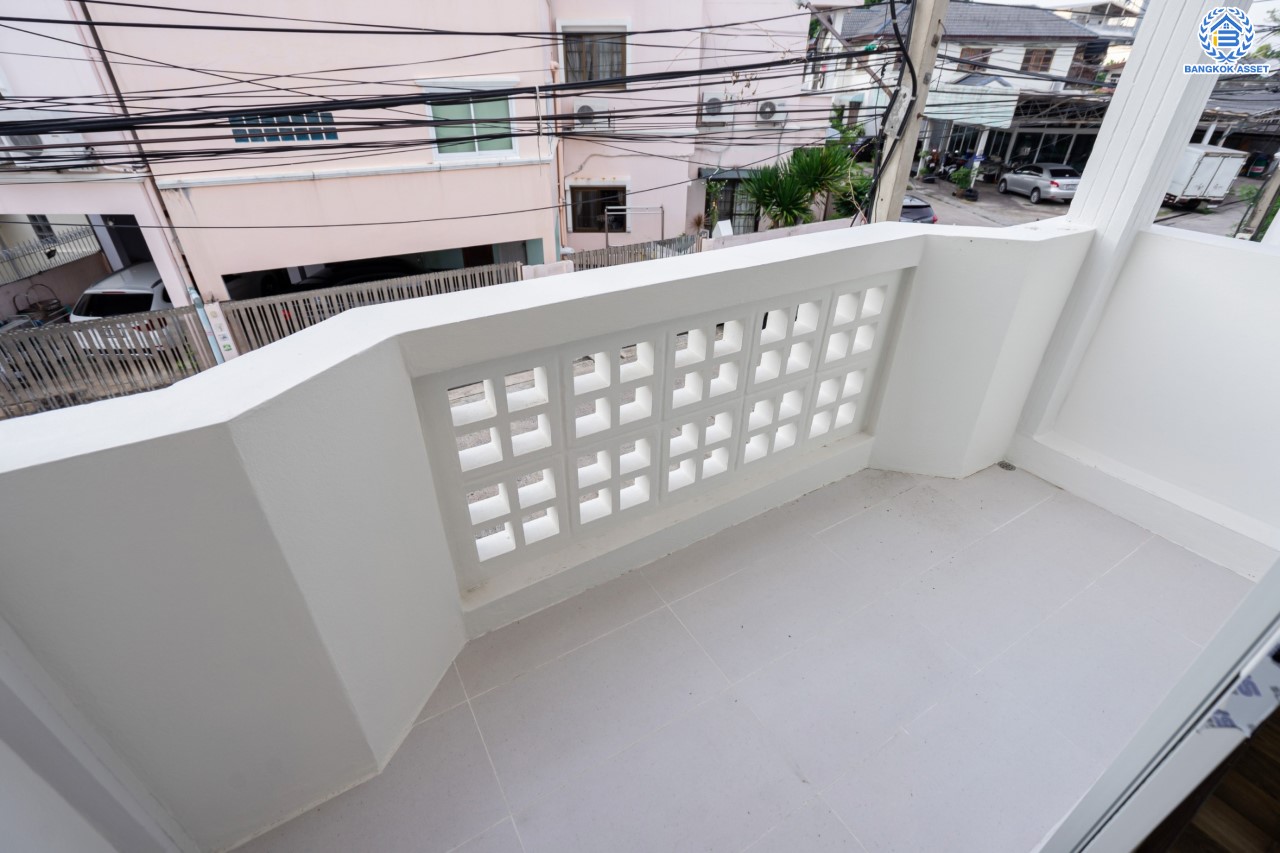 บ้านมือสองตกแต่งใหม่ ม.พิบูลย์การ์เด้นวิลล์ พิบูลย์สงคราม-พระราม5 เนื้อที่ 18 ตร.ว. ฟังก์ชัน 3 ห้องนอน 2 ห้องน้ำ จอดรถได้ 1 คัน บนสุดยอดทำเล! เชื่อมถนนพิบูลย์สงคราม, วงศ์สว่าง, นครอินทร์ และติวานนท์ ใกล้จุดขึ้นทางด่วนศรีรัช-วงแหวนรอบนอก ใกล้รถไฟฟ้า "สถานีแยกติวานนท์"...